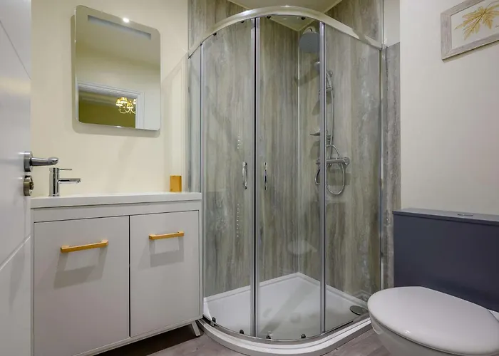 3 Bed In 86867 كيسويك